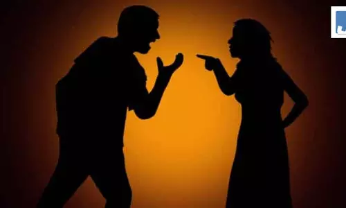 OMG! महिला ने देखा ऐसा वीडियो...मांगी बच्चे की कस्टडी OMG! महिला ने देखा ऐसा वीडियो...मांगी बच्चे की कस्टडी