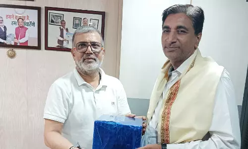 जनता से रिश्ता ने वरिष्ठ पत्रकार मनीष वोरा को किया सम्मानित जनता से रिश्ता ने वरिष्ठ पत्रकार मनीष वोरा को किया सम्मानित