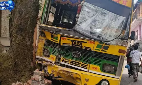 DC ऑफिस की दीवार से टकराई निजी बस, बच्चों सहित 12 यात्री जख्मी