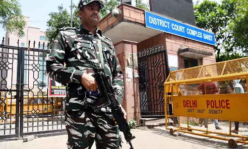 ED अधिकारी बनकर ठगी के मामले में आरोपी महिला को साकेत कोर्ट से जमानत ED अधिकारी बनकर ठगी के मामले में आरोपी महिला को साकेत कोर्ट से जमानत