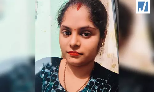 किराए के मकान में विवाहिता का शव पंखे से साड़ी के सहारे लटका मिला, चौंकाने वाली बात सामने आई किराए के मकान में विवाहिता का शव पंखे से साड़ी के सहारे लटका मिला, चौंकाने वाली बात सामने आई