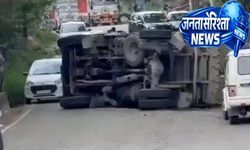 पलटा सीमेंट से लदा ट्रक, सडक़ के दोनों ओर लग गया लंबा जाम पलटा सीमेंट से लदा ट्रक, सडक़ के दोनों ओर लग गया लंबा जाम