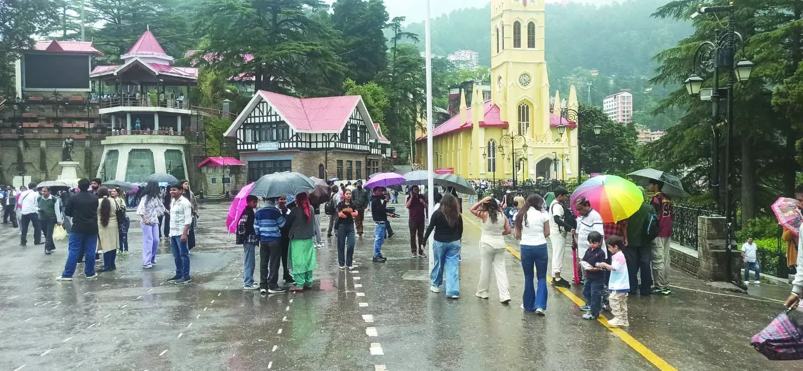 Shimla: भारी वर्षा और तेज हवाओं से तापमान में गिरावट, लोगों को राहत