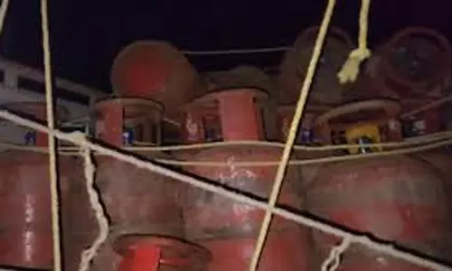 Assam के बोंगईगांव में 60 LPG सिलेंडर ले जा रही गाड़ी ज़ब्त; कालाबाज़ारी की आशंका Assam के बोंगईगांव में 60 LPG सिलेंडर ले जा रही गाड़ी ज़ब्त; कालाबाज़ारी की आशंका