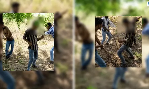 चोरी मान लो वरना...बाइक चोरी के शक में तालिबानी सजा! युवकों को अगवा कर मुर्गा बनाया, पीटा चोरी मान लो वरना...बाइक चोरी के शक में तालिबानी सजा! युवकों को अगवा कर मुर्गा बनाया, पीटा