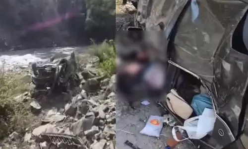 VIDEO: घूमने आए थे, मौत से सामना हो गया! खाई में गिरी कार, 2 की जान गई