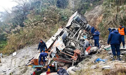 बीपी हाईवे पर कहर: 300 मीटर गहरी खाई में गिरी बस, 8 यात्रियों की मौत बीपी हाईवे पर कहर: 300 मीटर गहरी खाई में गिरी बस, 8 यात्रियों की मौत