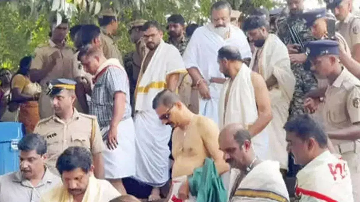 Kerala: सुरेश गोपी दिवंगत कांग्रेस नेता की पत्नी के साथ मंदिर गए Kerala: सुरेश गोपी दिवंगत कांग्रेस नेता की पत्नी के साथ मंदिर गए