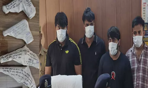 बिना नंबर प्लेट की Fortuner में घूम रहे थे बदमाश, पिस्टल-तमंचों के साथ 4 गिरफ्तार बिना नंबर प्लेट की Fortuner में घूम रहे थे बदमाश, पिस्टल-तमंचों के साथ 4 गिरफ्तार