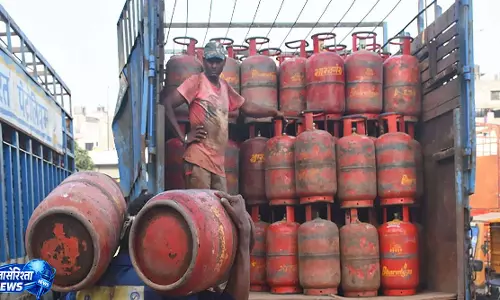 LPG cylinders पर सरकार के फैसलों से महंगाई का असर LPG cylinders पर सरकार के फैसलों से महंगाई का असर