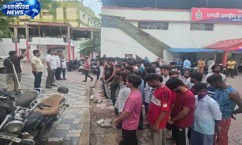रायपुर पुलिस का विशेष अभियान, देर रात सघन चेकिंग में 60 संदिग्धों से की पूछताछ रायपुर पुलिस का विशेष अभियान, देर रात सघन चेकिंग में 60 संदिग्धों से की पूछताछ