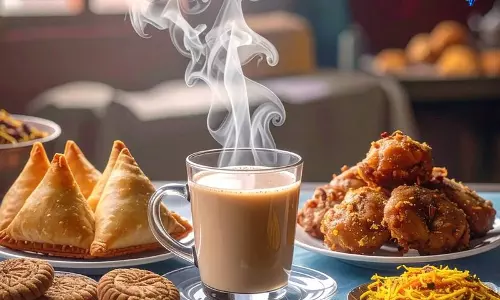चाय के साथ गलत फूड सेहत के लिए हानिकारक, बचें ये चीजें