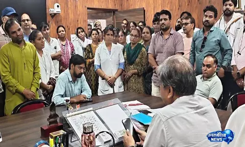 विलोपित नर्सेज का वेतन अटका, MGH में फूटा आक्रोश, नर्सिंग अधीक्षक और PMO का घेराव विलोपित नर्सेज का वेतन अटका, MGH में फूटा आक्रोश, नर्सिंग अधीक्षक और PMO का घेराव