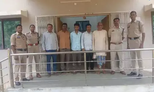 धान खरीदी फड़ पर व्यापारी से मारपीट, 2 हजार रुपये लूटने के आरोप में पांच गिरफ्तार धान खरीदी फड़ पर व्यापारी से मारपीट, 2 हजार रुपये लूटने के आरोप में पांच गिरफ्तार