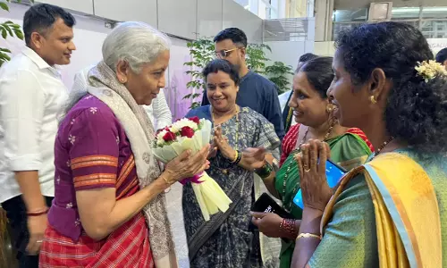 वित्त मंत्री निर्मला सीतारमण का एयरपोर्ट पर भव्य स्वागत, सांसद व भाजपा नेता रहे मौजूद वित्त मंत्री निर्मला सीतारमण का एयरपोर्ट पर भव्य स्वागत, सांसद व भाजपा नेता रहे मौजूद