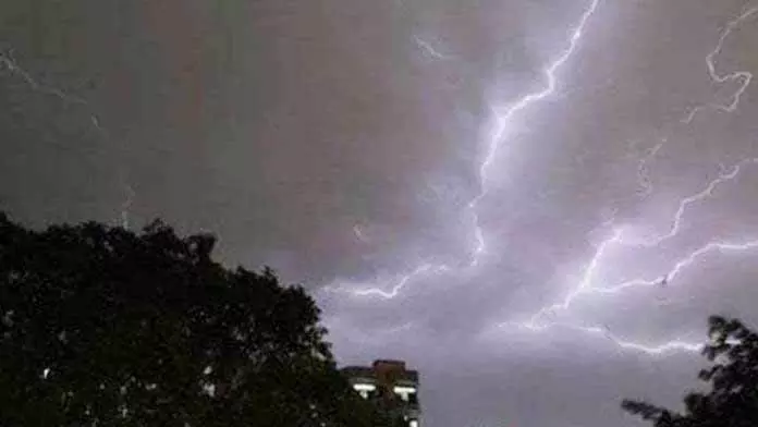 तेज हवाओं और बिजली गिरने की आशंका को लेकर IMD का रेड अलर्ट तेज हवाओं और बिजली गिरने की आशंका को लेकर IMD का रेड अलर्ट