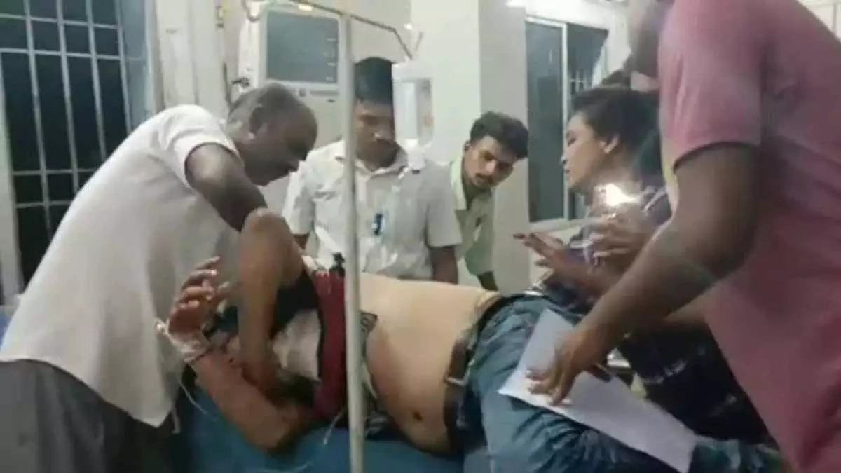 ट्रेन में महिला अधिकारी के पति पर हमला, गोली मारी गई ट्रेन में महिला अधिकारी के पति पर हमला, गोली मारी गई