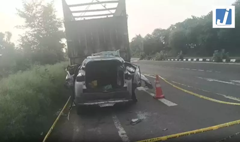 ट्रक से टकराई कार, तीन थाना प्रभारी समेत चार लोगों की मौत ट्रक से टकराई कार, तीन थाना प्रभारी समेत चार लोगों की मौत