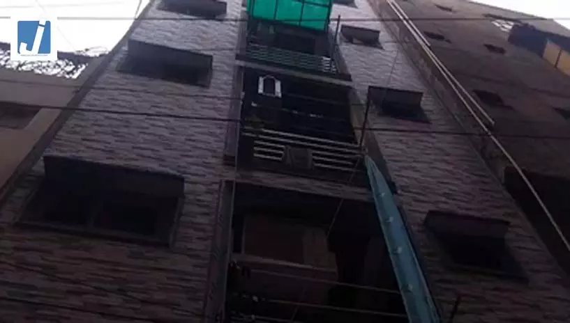 बहुमंजिला इमारत में लगी भीषण आग, 3 लोगों की मौत बहुमंजिला इमारत में लगी भीषण आग, 3 लोगों की मौत