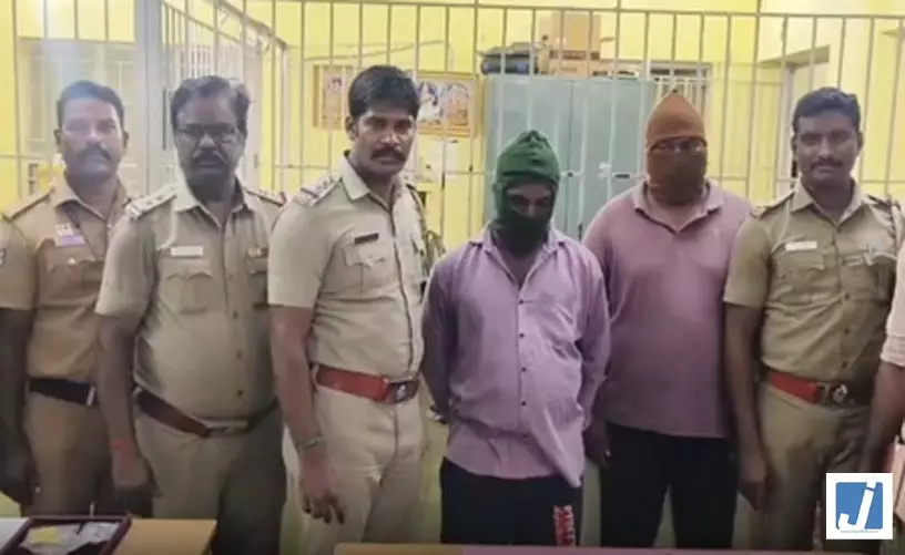 सिलसिलेवार चोरी की वारदात का खुलासा, दो आरोपी गिरफ्तार; सोना-चांदी बरामद सिलसिलेवार चोरी की वारदात का खुलासा, दो आरोपी गिरफ्तार; सोना-चांदी बरामद