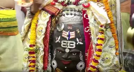 पंचामृत पूजन और आभूषण से बाबा महाकाल का शृंगार, भव्य भस्म आरती की गई पंचामृत पूजन और आभूषण से बाबा महाकाल का शृंगार, भव्य भस्म आरती की गई