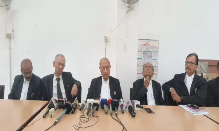 Dibrugarh के वकीलों ने वकील पर हमले के मामले में पुलिस जांच पर सवाल उठाए Dibrugarh के वकीलों ने वकील पर हमले के मामले में पुलिस जांच पर सवाल उठाए
