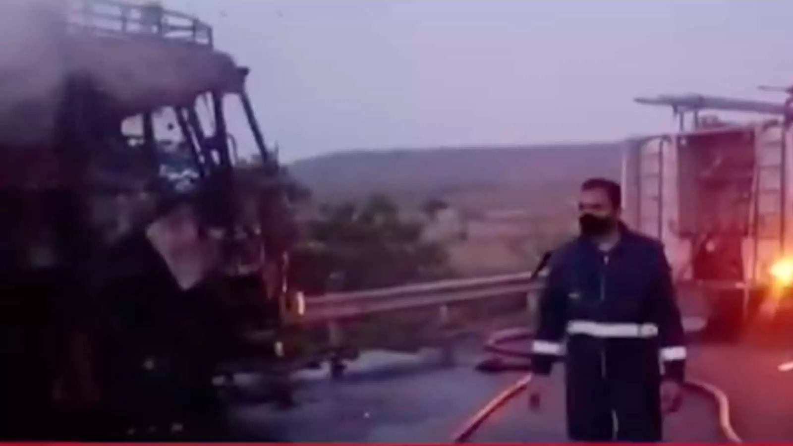 Telangana: NH-44 पर टक्कर के बाद लॉरी ड्राइवर ज़िंदा जला Telangana: NH-44 पर टक्कर के बाद लॉरी ड्राइवर ज़िंदा जला