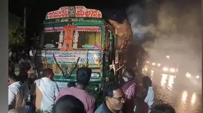 Telangana: सड़क हादसे में लॉरी ड्राइवर ज़िंदा जला Telangana: सड़क हादसे में लॉरी ड्राइवर ज़िंदा जला