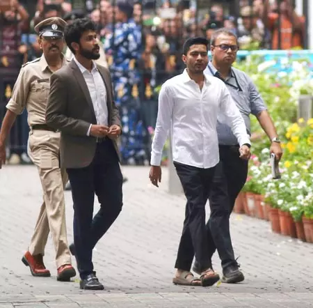 हस्ताक्षर विवाद मामले में अभिषेक बनर्जी से 6 घंटे पूछताछ, सीआईडी ने 14 जून को फिर किया तलब हस्ताक्षर विवाद मामले में अभिषेक बनर्जी से 6 घंटे पूछताछ, सीआईडी ने 14 जून को फिर किया तलब