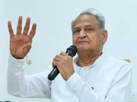 अशोक गहलोत ने संजय राऊत के सुझाव का समर्थन किया, कहा- कांग्रेस से बनी क्षेत्रीय पार्टियां वापस लौटें अशोक गहलोत ने संजय राऊत के सुझाव का समर्थन किया, कहा- कांग्रेस से बनी क्षेत्रीय पार्टियां वापस लौटें