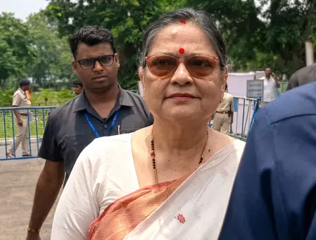 तीन पन्नों पर तृणमूल के 19 सांसदों के हस्ताक्षर सामने आए, लोकसभा में नए गुट के गठन को लेकर भ्रम की स्थिति तीन पन्नों पर तृणमूल के 19 सांसदों के हस्ताक्षर सामने आए, लोकसभा में नए गुट के गठन को लेकर भ्रम की स्थिति