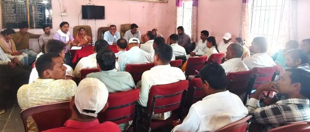 जनपद सीईओ ने ली सचिव, रोजगार सहायकों और आवास मित्रों की बैठक जनपद सीईओ ने ली सचिव, रोजगार सहायकों और आवास मित्रों की बैठक