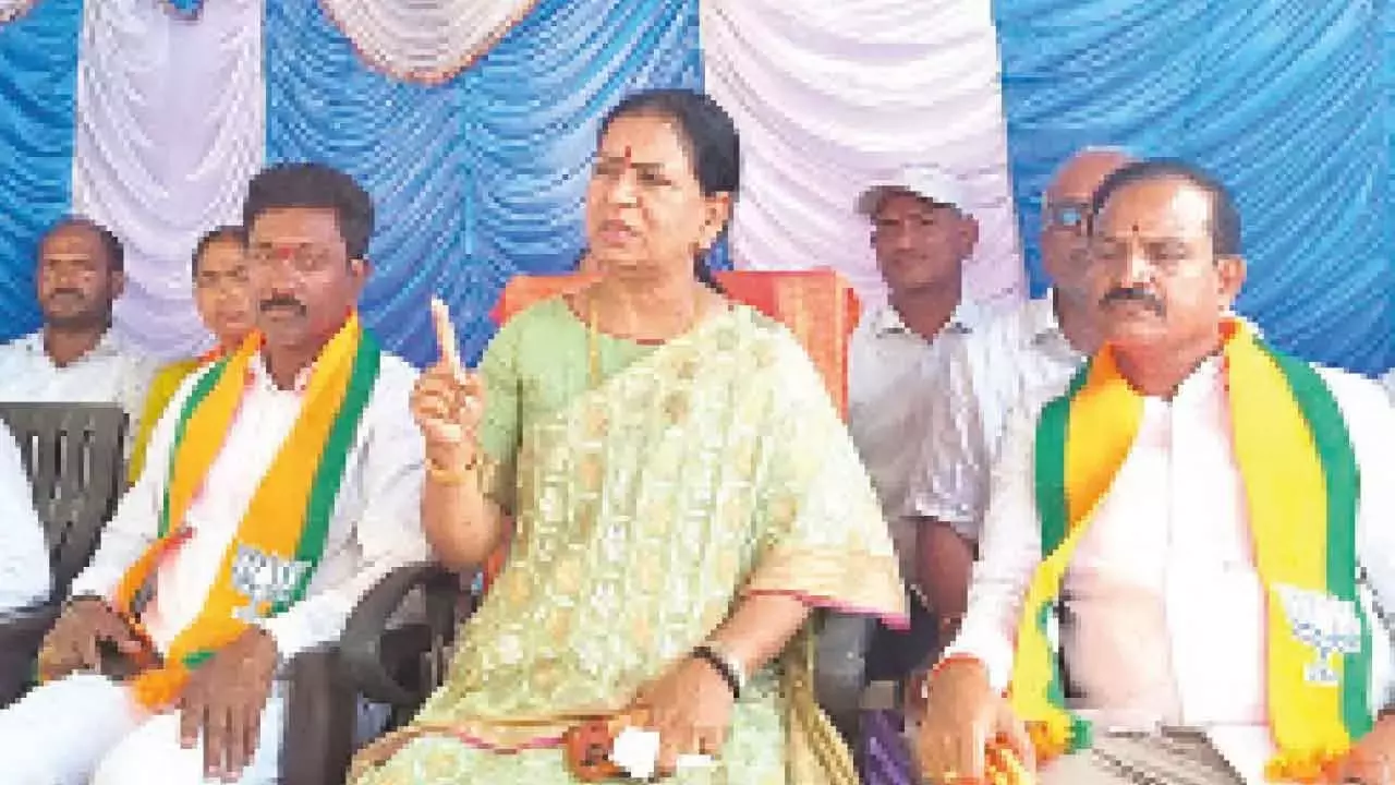Telangana: अरुणा ने टीजी के विकास के लिए केंद्रीय निधि को श्रेय दिया Telangana: अरुणा ने टीजी के विकास के लिए केंद्रीय निधि को श्रेय दिया