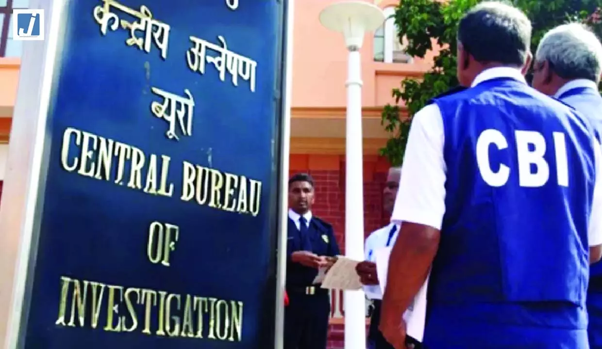 रिश्वत लेते बैंक अधिकारी को CBI ने रंगे हाथ दबोचा रिश्वत लेते बैंक अधिकारी को CBI ने रंगे हाथ दबोचा