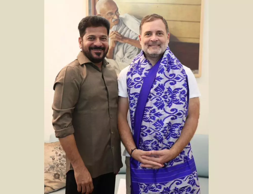 Meenakshi की राज्यसभा सदस्यता पर विवाद के बीच रेवंत ने राहुल से मुलाकात की Meenakshi की राज्यसभा सदस्यता पर विवाद के बीच रेवंत ने राहुल से मुलाकात की