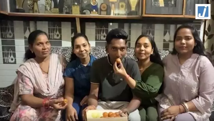 छोले कुलचे बेचने वाले का बेटा अब टीम इंडिया के लिए लगाएगा चौके-छक्के, अंडर-19 क्रिकेट टीम में अर्जुन का चयन छोले कुलचे बेचने वाले का बेटा अब टीम इंडिया के लिए लगाएगा चौके-छक्के, अंडर-19 क्रिकेट टीम में अर्जुन का चयन