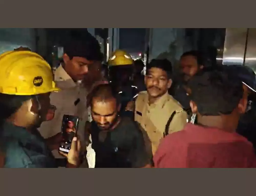 Hyderabad का युवक उप्पल स्काईवॉक की लिफ्ट में फंसा Hyderabad का युवक उप्पल स्काईवॉक की लिफ्ट में फंसा