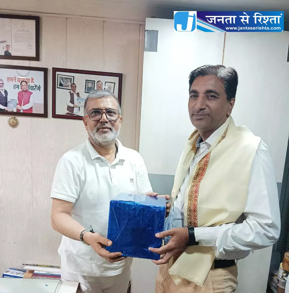 जनता से रिश्ता ने वरिष्ठ पत्रकार मनीष वोरा को किया सम्मानित जनता से रिश्ता ने वरिष्ठ पत्रकार मनीष वोरा को किया सम्मानित
