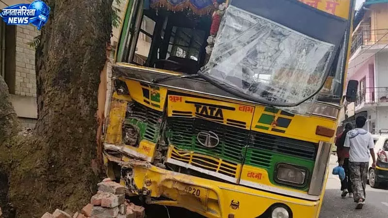 DC ऑफिस की दीवार से टकराई निजी बस, बच्चों सहित 12 यात्री जख्मी