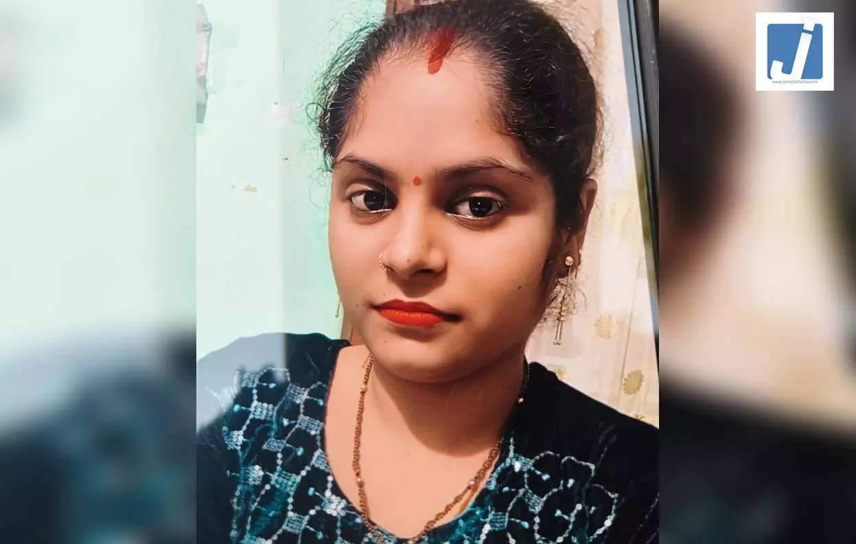 किराए के मकान में विवाहिता का शव पंखे से साड़ी के सहारे लटका मिला, चौंकाने वाली बात सामने आई किराए के मकान में विवाहिता का शव पंखे से साड़ी के सहारे लटका मिला, चौंकाने वाली बात सामने आई