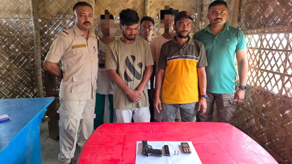 Assam के रूपहीहाट में पिस्तौल के साथ दो कथित लुटेरे गिरफ्तार Assam के रूपहीहाट में पिस्तौल के साथ दो कथित लुटेरे गिरफ्तार