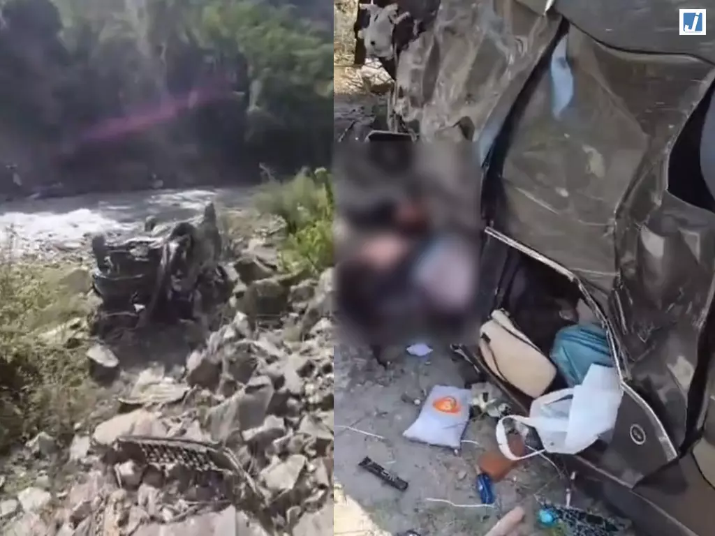 VIDEO: घूमने आए थे, मौत से सामना हो गया! खाई में गिरी कार, 2 की जान गई VIDEO: घूमने आए थे, मौत से सामना हो गया! खाई में गिरी कार, 2 की जान गई