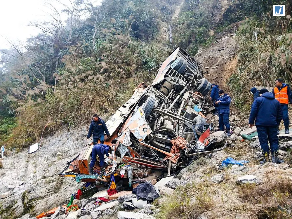 बीपी हाईवे पर कहर: 300 मीटर गहरी खाई में गिरी बस, 8 यात्रियों की मौत बीपी हाईवे पर कहर: 300 मीटर गहरी खाई में गिरी बस, 8 यात्रियों की मौत