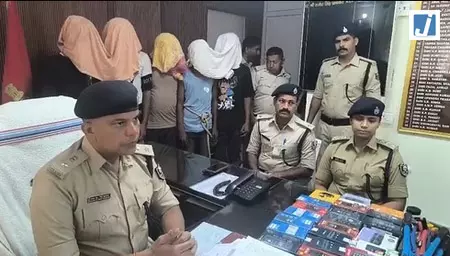 23 मोबाइल, 14 ब्लूटूथ और चोरी के औजार बरामद, पुलिस ने गैंग का किया भंडाफोड़ 23 मोबाइल, 14 ब्लूटूथ और चोरी के औजार बरामद, पुलिस ने गैंग का किया भंडाफोड़