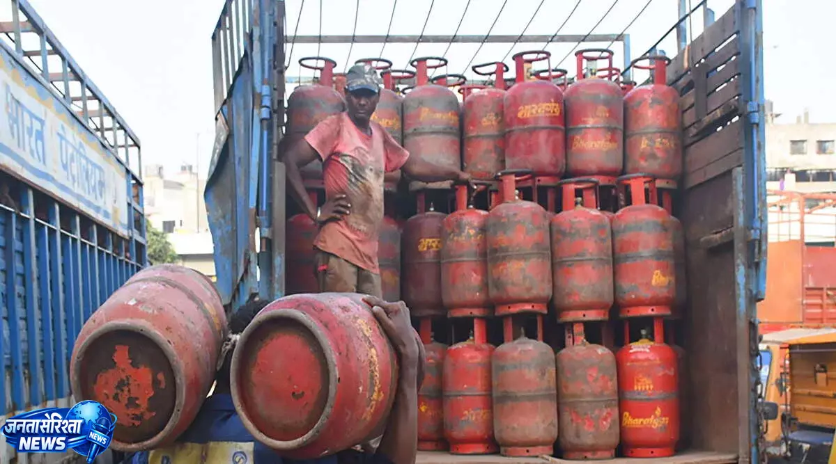LPG cylinders पर सरकार के फैसलों से महंगाई का असर LPG cylinders पर सरकार के फैसलों से महंगाई का असर