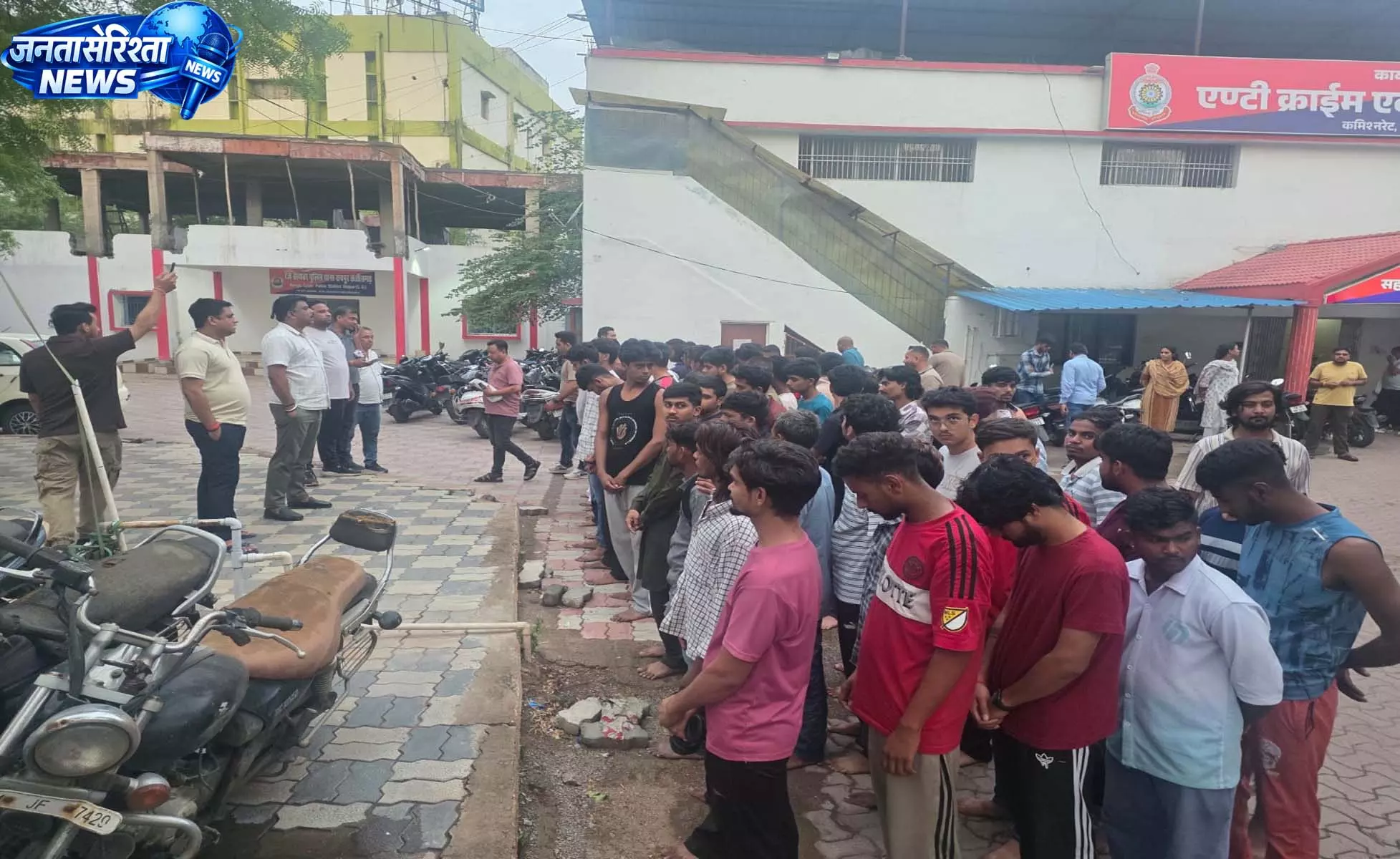 रायपुर पुलिस का विशेष अभियान, देर रात सघन चेकिंग में 60 संदिग्धों से की पूछताछ रायपुर पुलिस का विशेष अभियान, देर रात सघन चेकिंग में 60 संदिग्धों से की पूछताछ