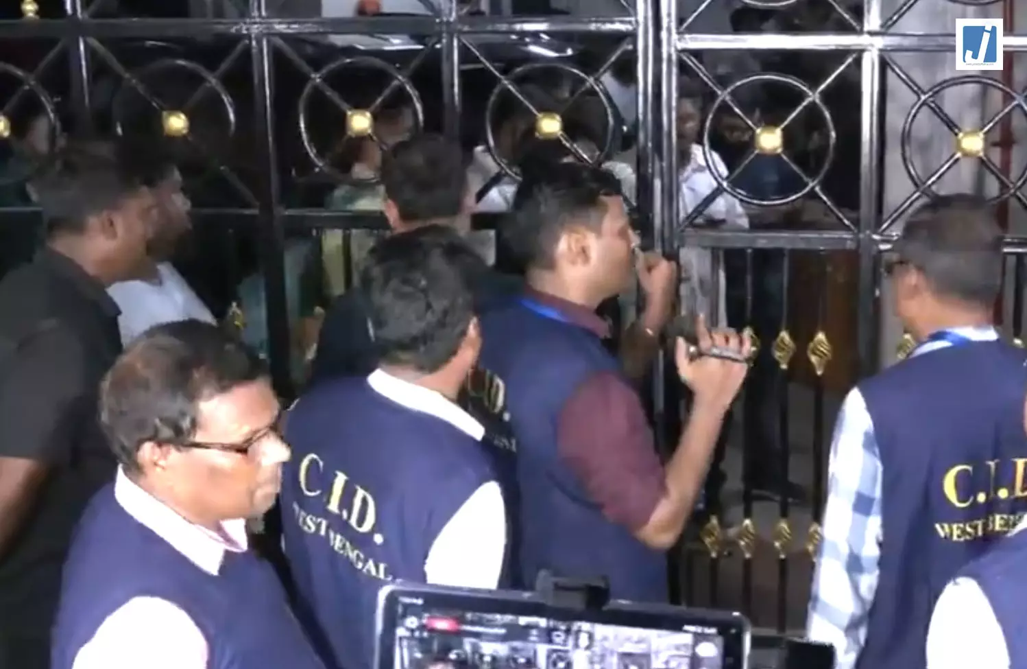 साइबर मामले में अभिषेक बनर्जी को CID का समन, 16 जून को पेश होने के निर्देश साइबर मामले में अभिषेक बनर्जी को CID का समन, 16 जून को पेश होने के निर्देश