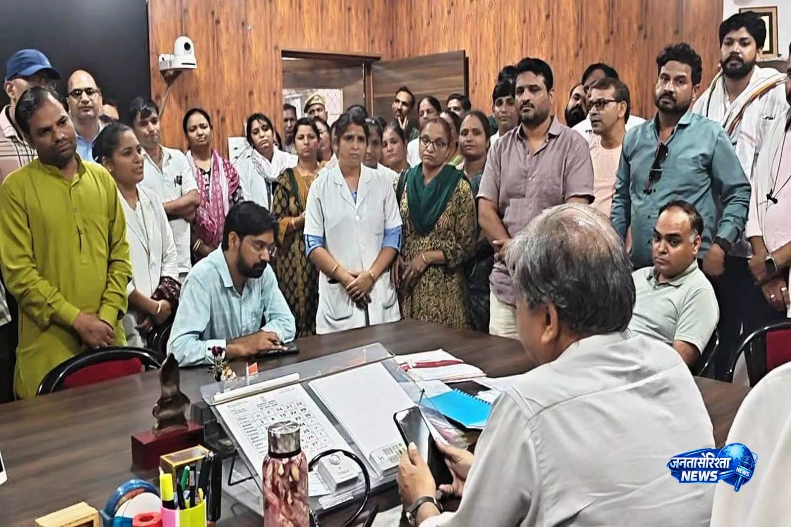 विलोपित नर्सेज का वेतन अटका, MGH में फूटा आक्रोश, नर्सिंग अधीक्षक और PMO का घेराव विलोपित नर्सेज का वेतन अटका, MGH में फूटा आक्रोश, नर्सिंग अधीक्षक और PMO का घेराव