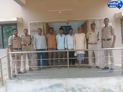 धान खरीदी फड़ पर व्यापारी से मारपीट, 2 हजार रुपये लूटने के आरोप में पांच गिरफ्तार धान खरीदी फड़ पर व्यापारी से मारपीट, 2 हजार रुपये लूटने के आरोप में पांच गिरफ्तार