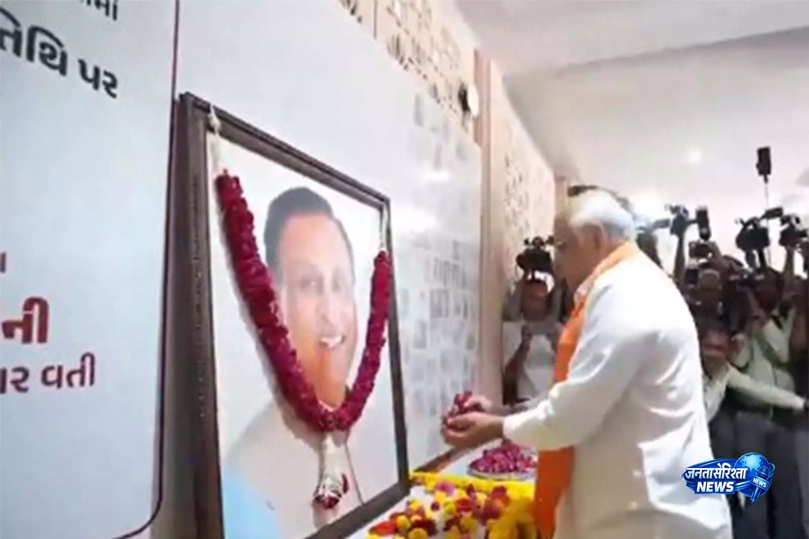 AI-171 विमान हादसे की बरसी पर विजय रूपाणी को दी गई श्रद्धांजलि AI-171 विमान हादसे की बरसी पर विजय रूपाणी को दी गई श्रद्धांजलि